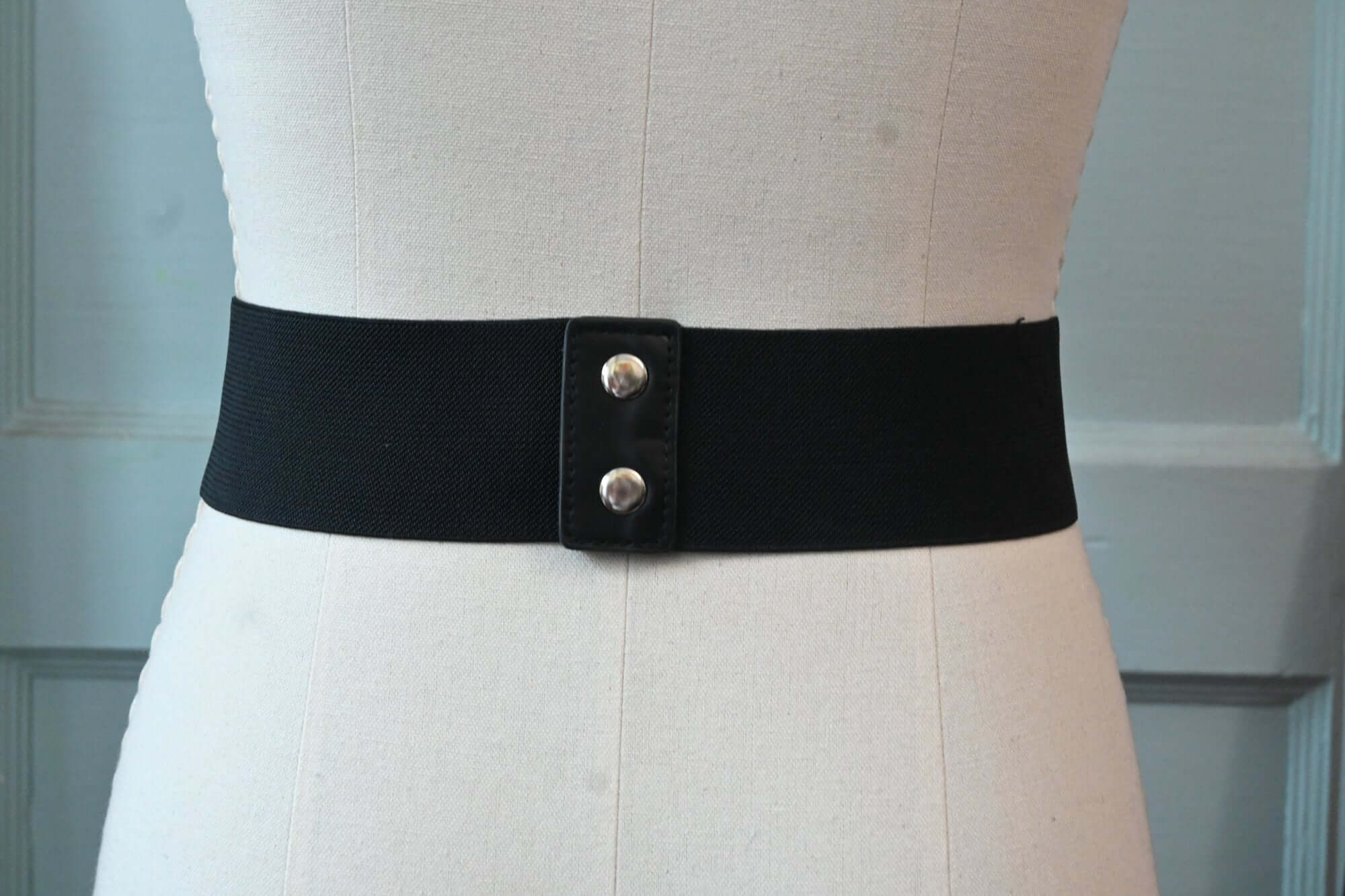 Black Elastic and Faux Leather Belt/Waist Cincher with Silver Chains - Image 4
