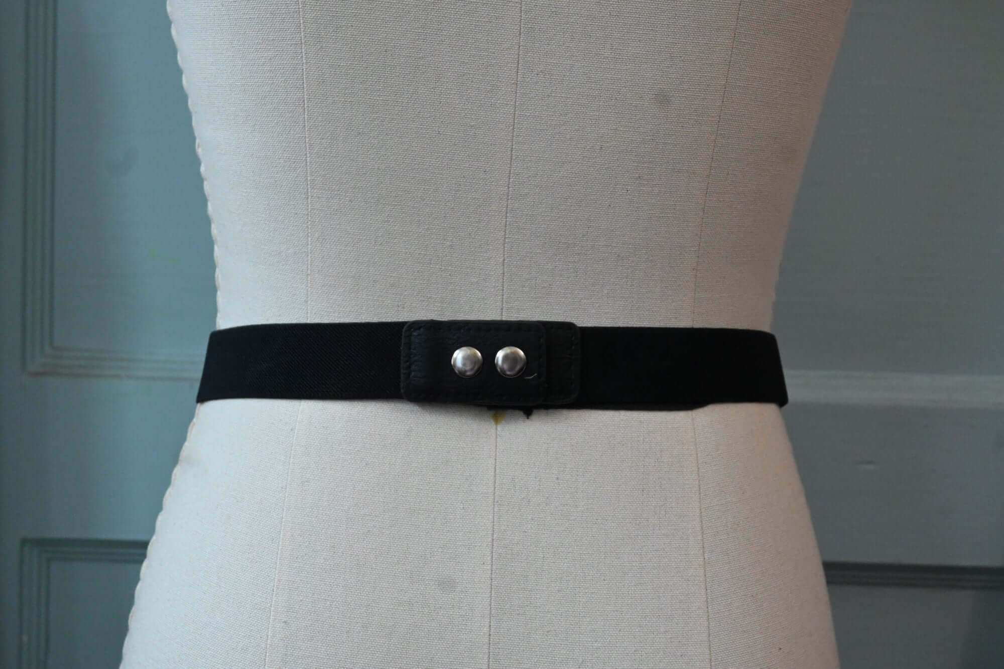 Black elastic belt with faux leather and silver chain detail - Image 3