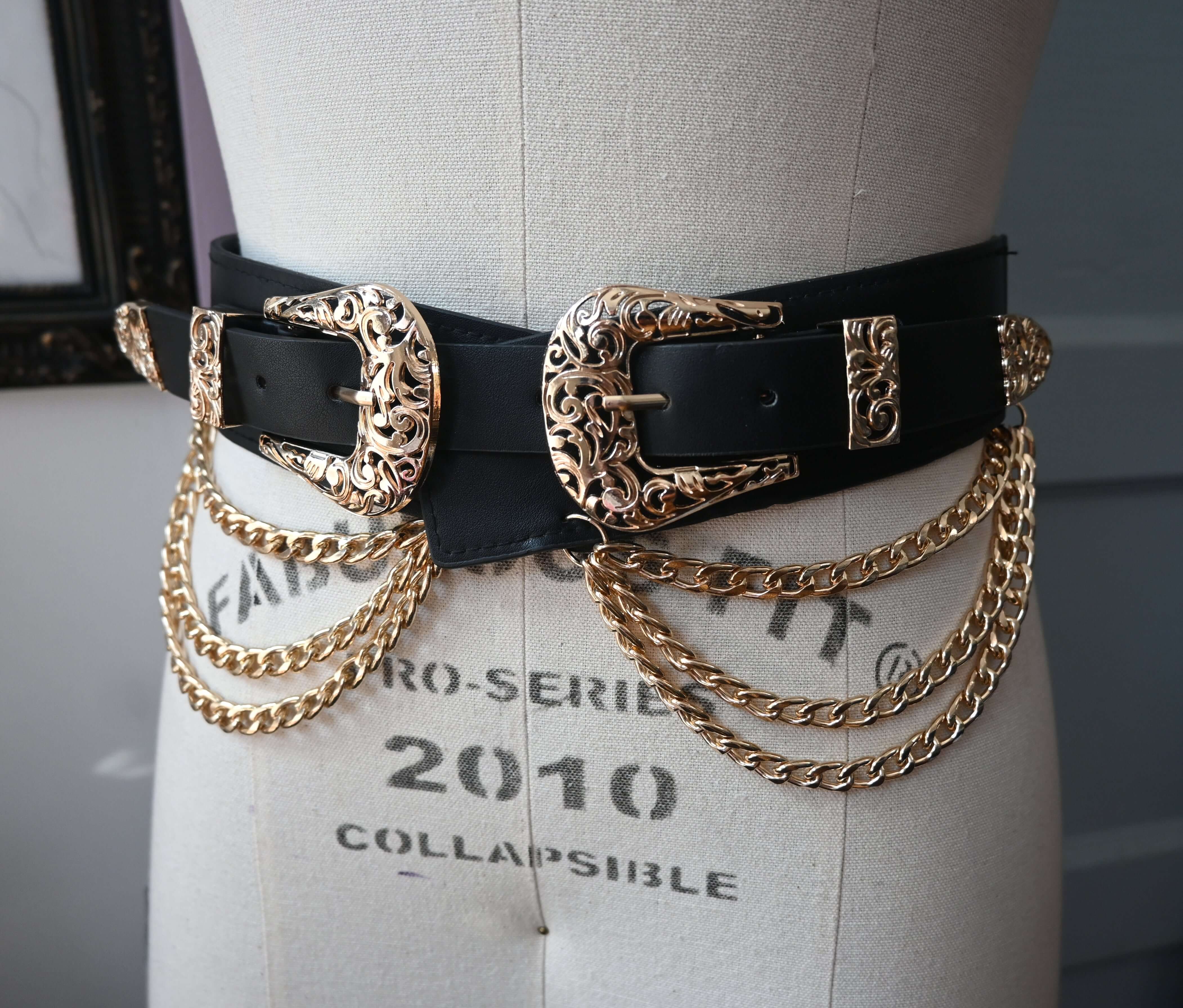 Western-style faux leather belt with triple chains - Image 4