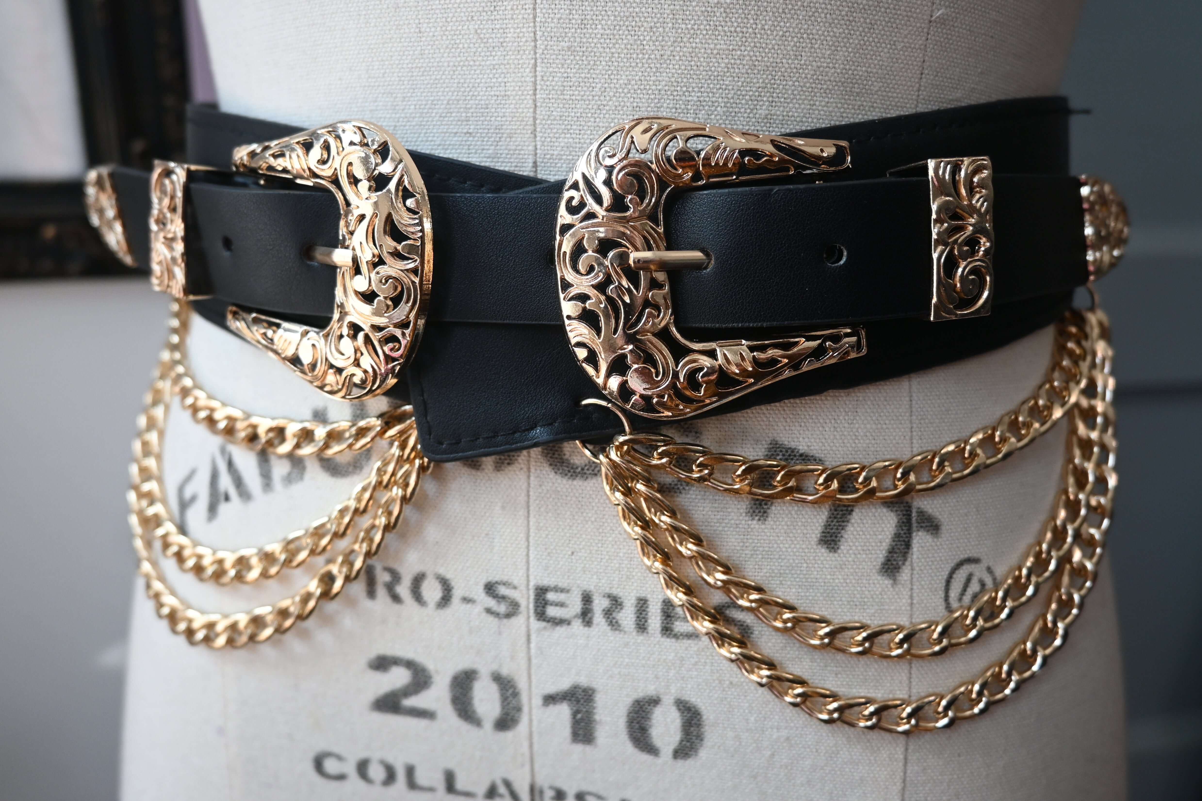 Western-style faux leather belt with triple chains - Image 5