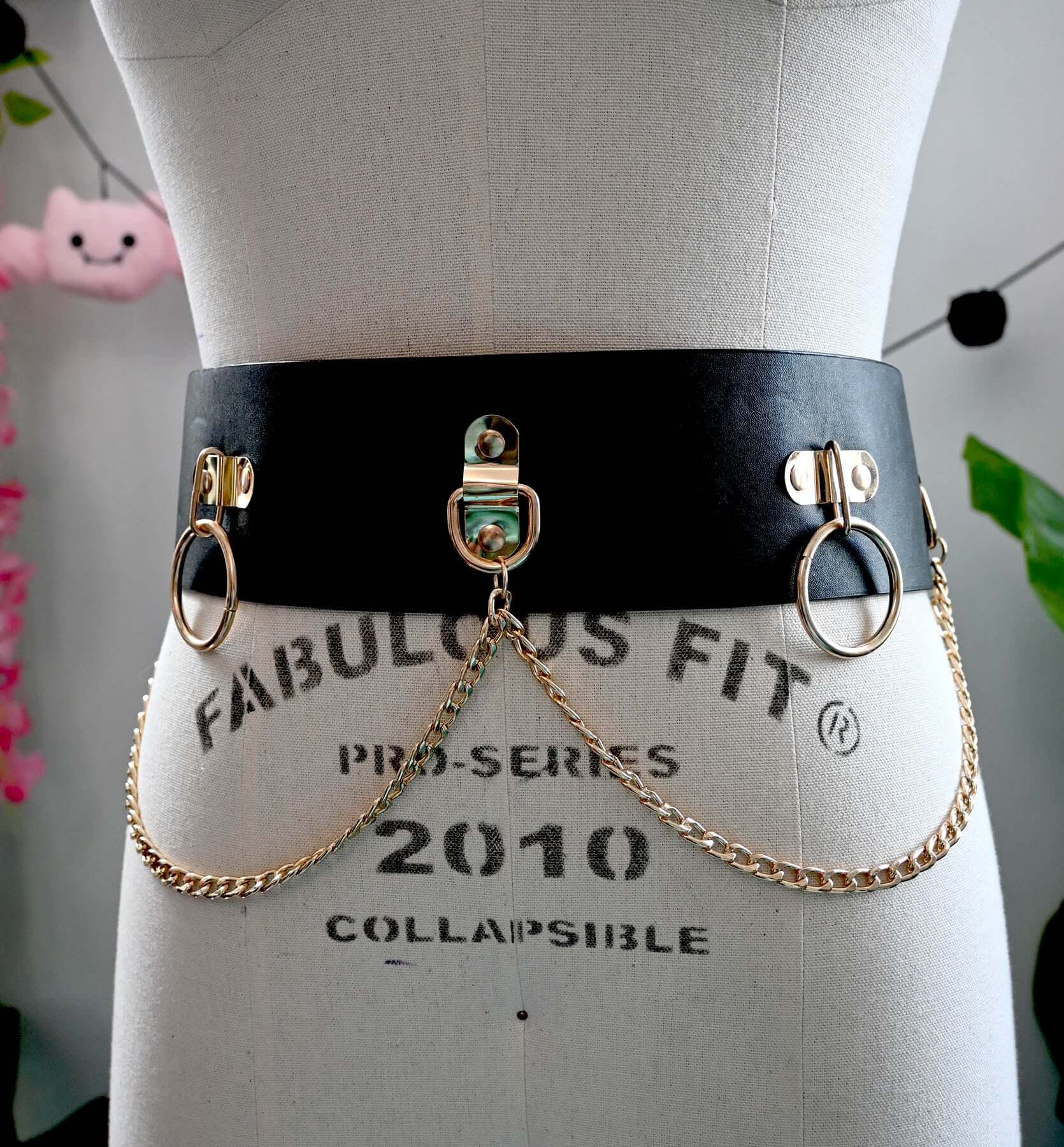 Faux Leather Belt with ring and chan details - Image 7