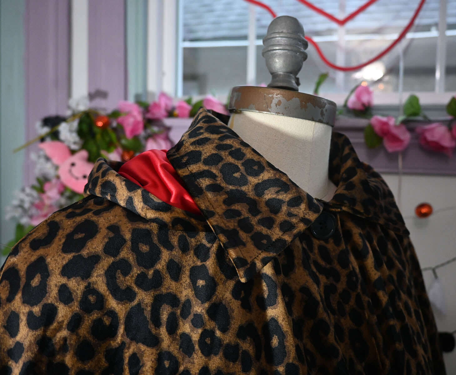 FLORENCE HOODED CAPE IN LEOPARD VELVET - Image 4