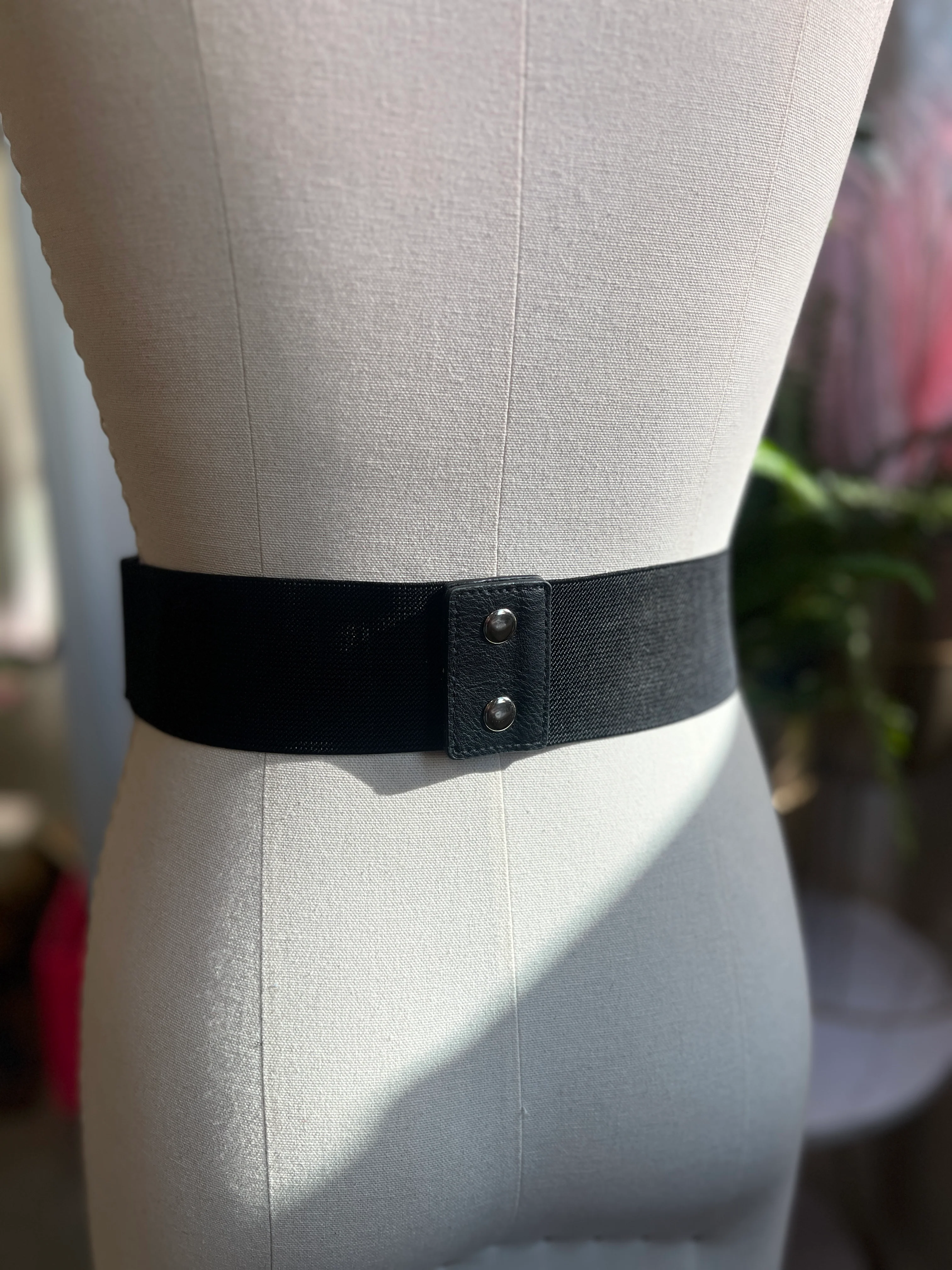 Silver Filigree Triple Chain Elastic Belt with Oversized Buckle Detail - Image 3
